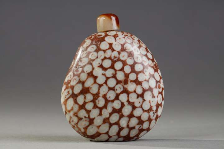 Snuff bottle fossiliferous stone "limestone" of pebble material  with splash white on rust ground